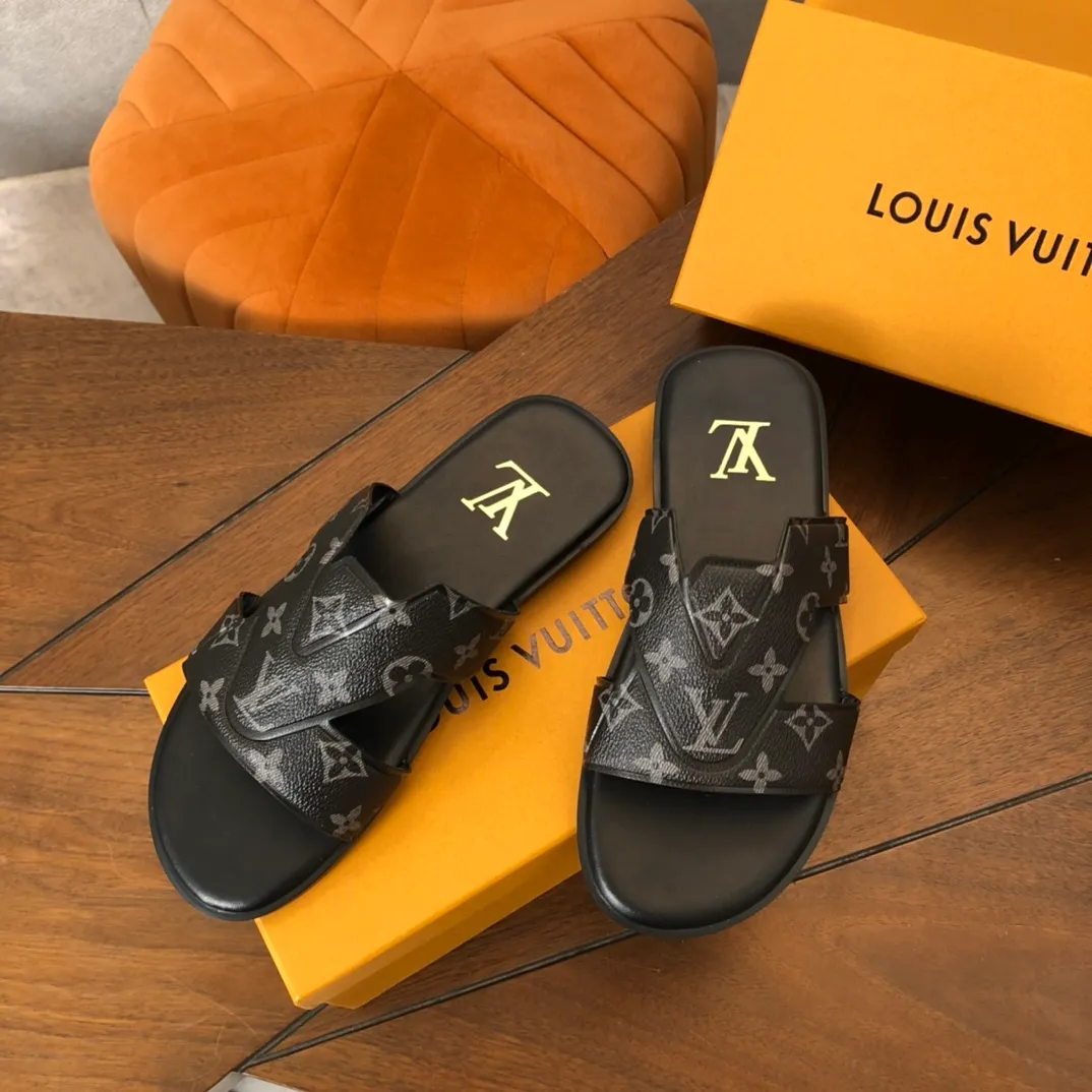 Factory price: 270💰LV counters are selling new brand luxury men's slippers, casual, loose and comfortable. The must-have model in the picture above [Happy][Happy], multiple colors available Size: 38-44, customized 45